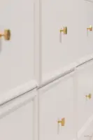 정교한 그리드 수납장이 만드는 럭셔리 뷰티샵